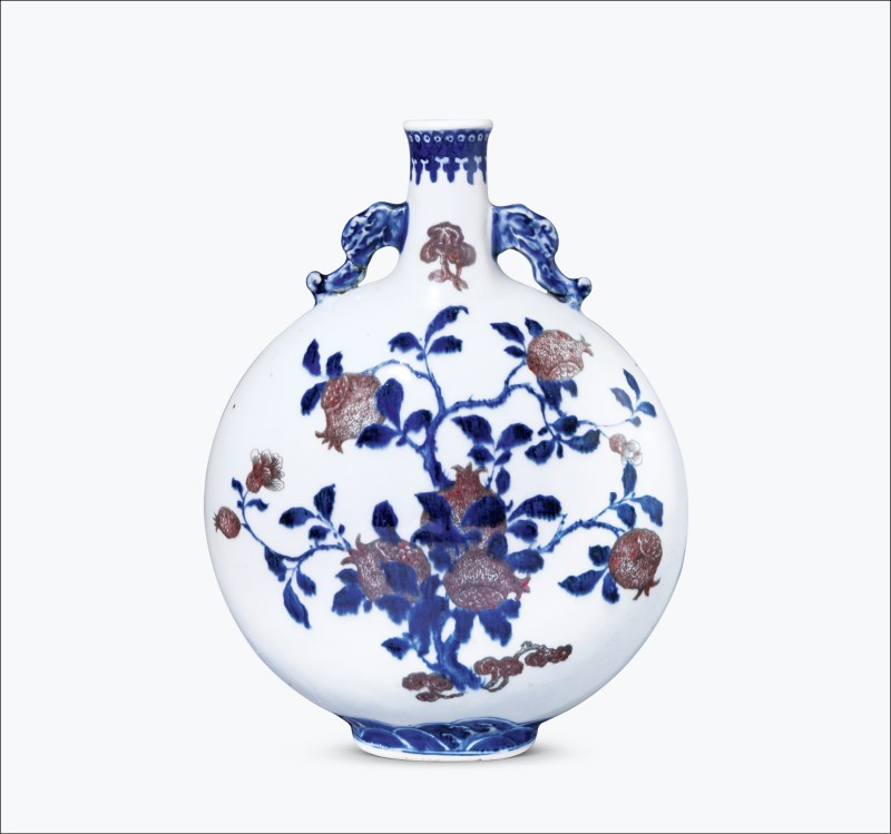 清乾隆 青花釉里红瑞果纹抱月瓶