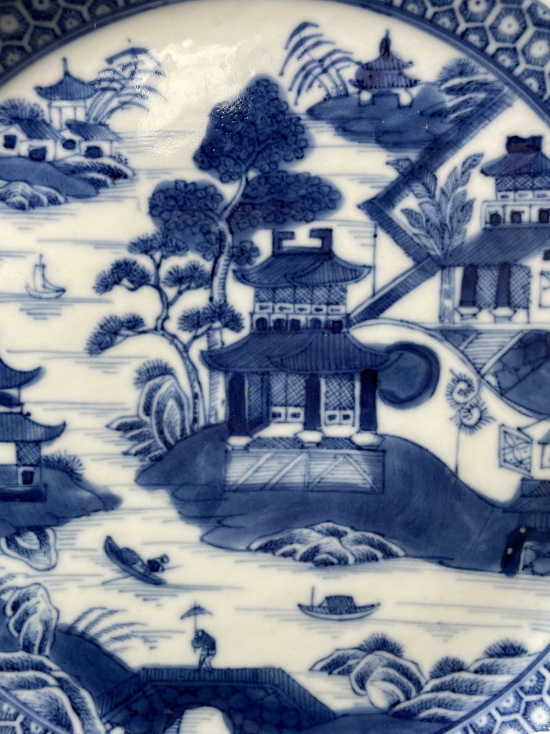 清乾隆 青花山水楼阁图盘 - 图4