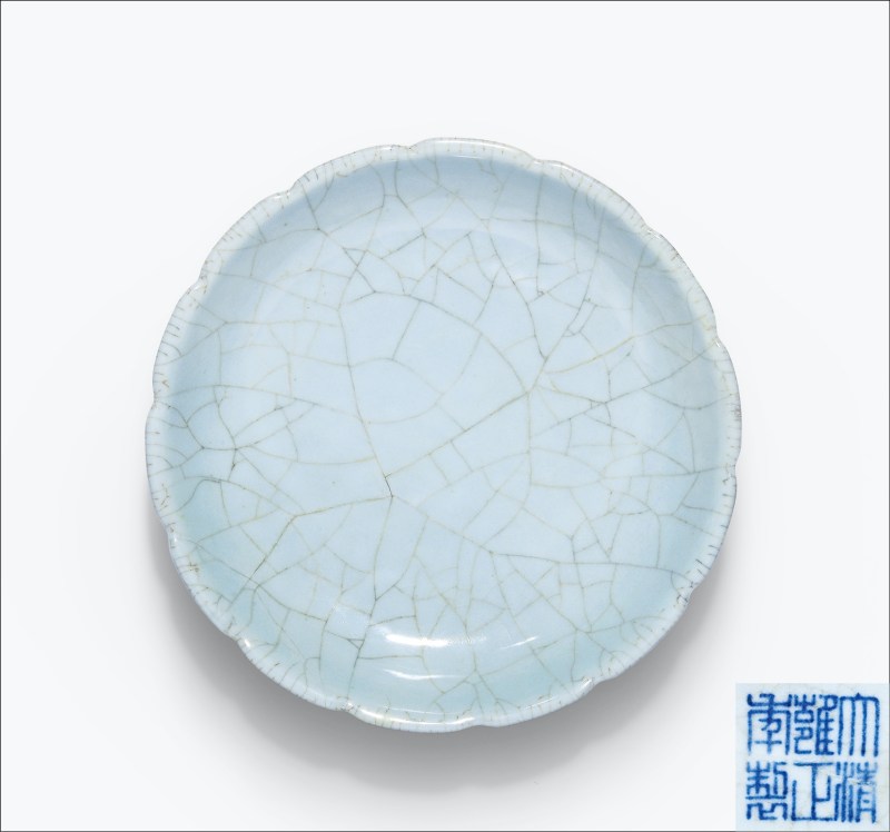 清雍正 仿官釉花口盘