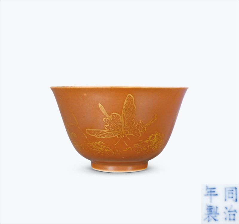 清同治 内青花粉彩暗八仙金玉满堂图外紫金釉描金花蝶纹茶碗 - 图1