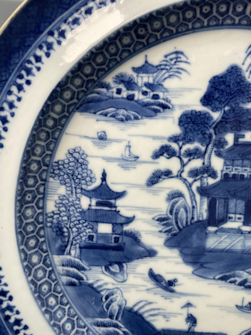 清乾隆 青花山水楼阁图盘 - 图5