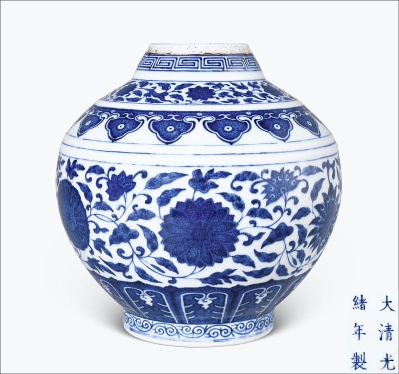 清光绪 青花缠枝莲纹赏瓶