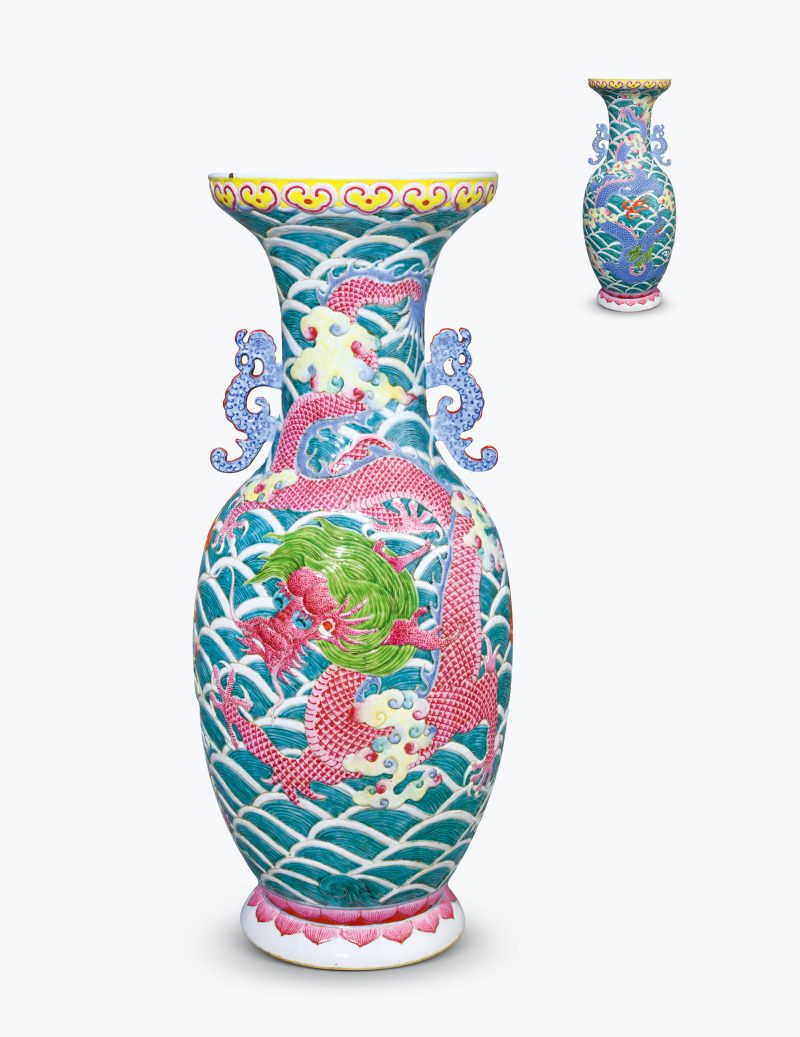 清中期 粉彩凸花海水龙纹螭耳大瓶
