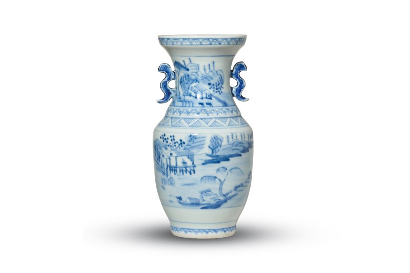 清晚期 青花人物故事图双耳盘口尊 - 图1