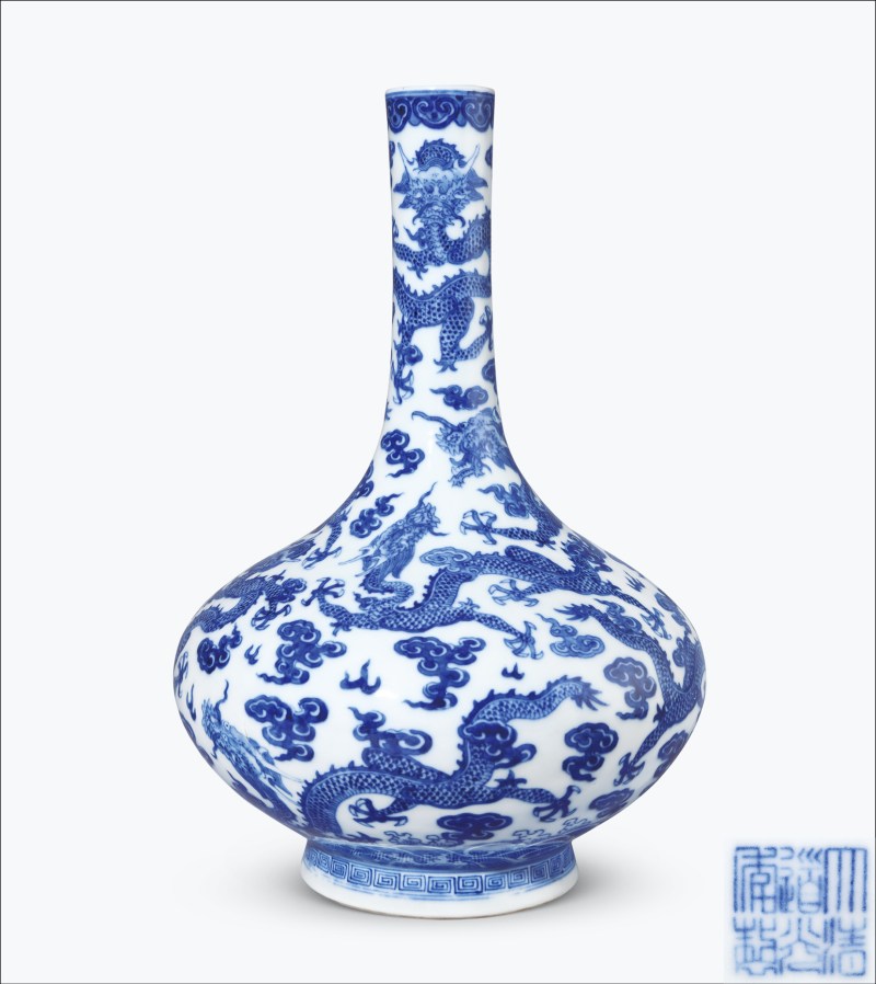 清道光 青花九龙图荸荠瓶