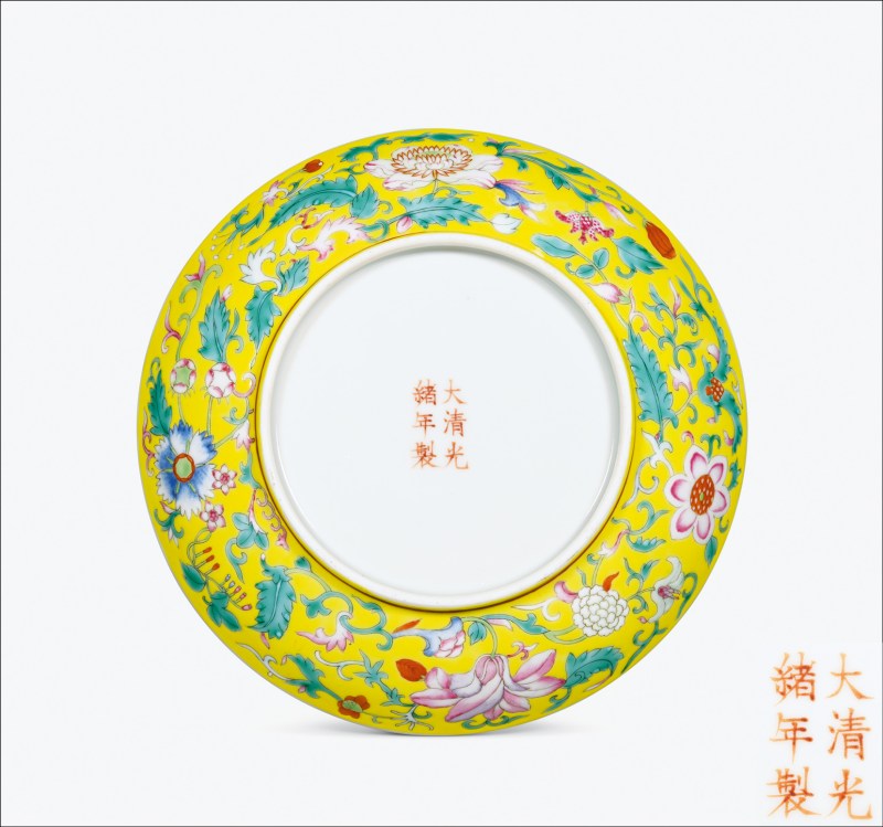 清光绪 内矾红五福纹外黄地洋彩缠枝花卉纹盘 - 图1