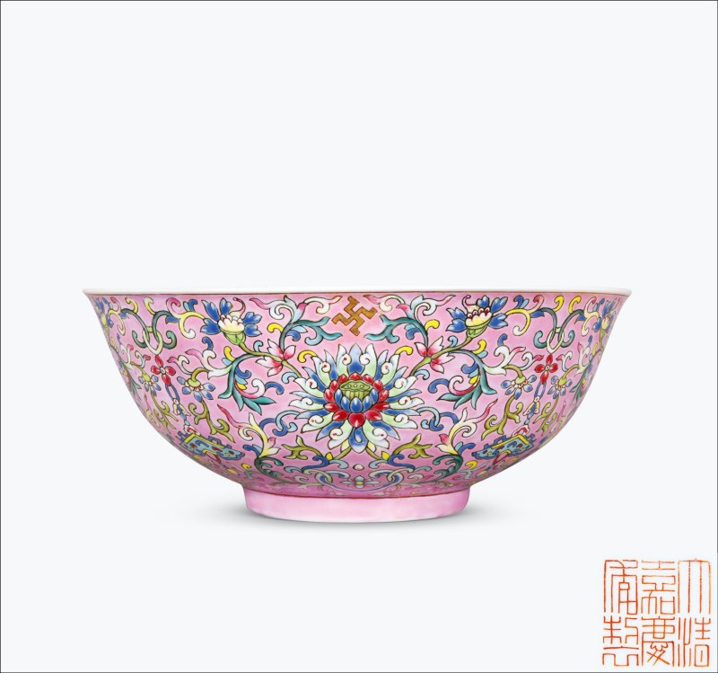 清嘉庆 内矾红五蝠捧寿外粉地洋彩缠枝莲吉庆万年纹大碗