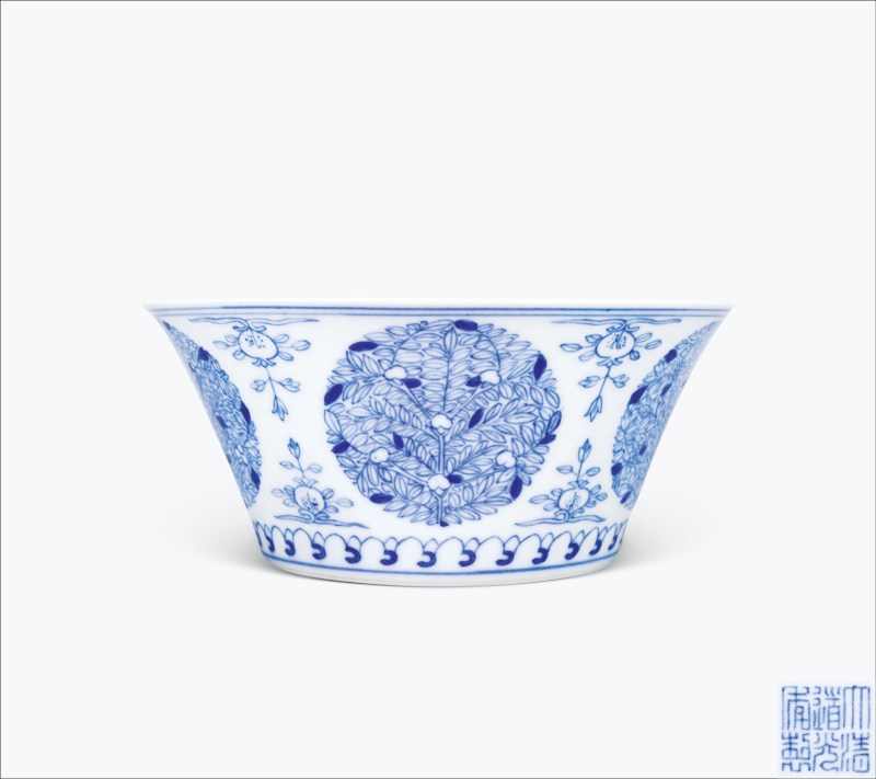 清道光 青花团花纹马蹄碗