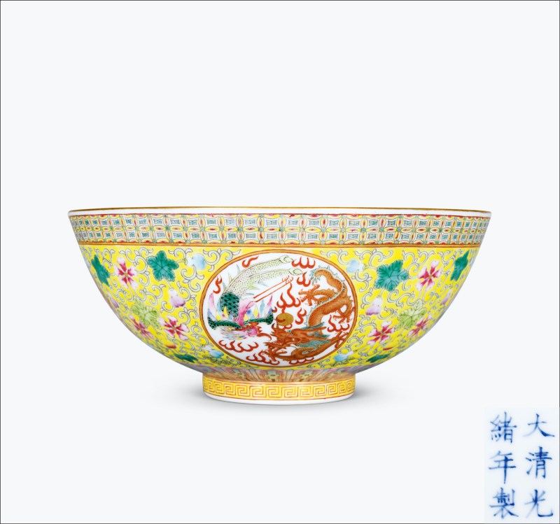 清光绪 黄地粉彩福禄万代开光龙凤纹碗