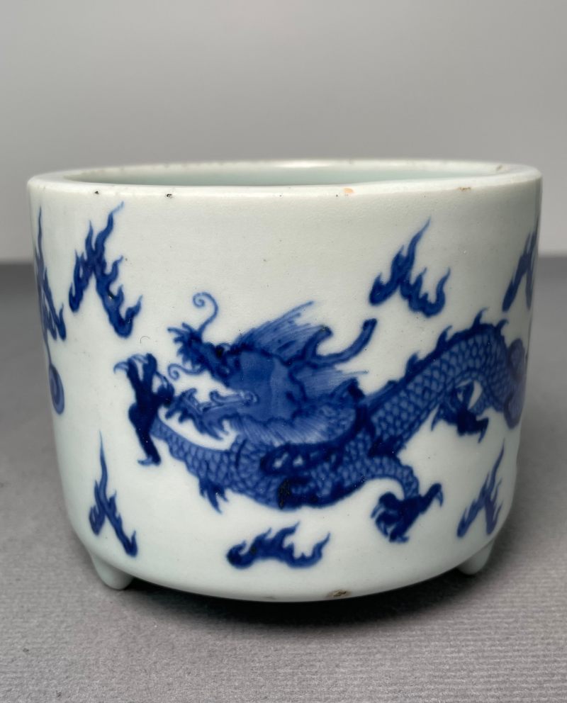 清中期 青花云龙纹三足炉 - 图2