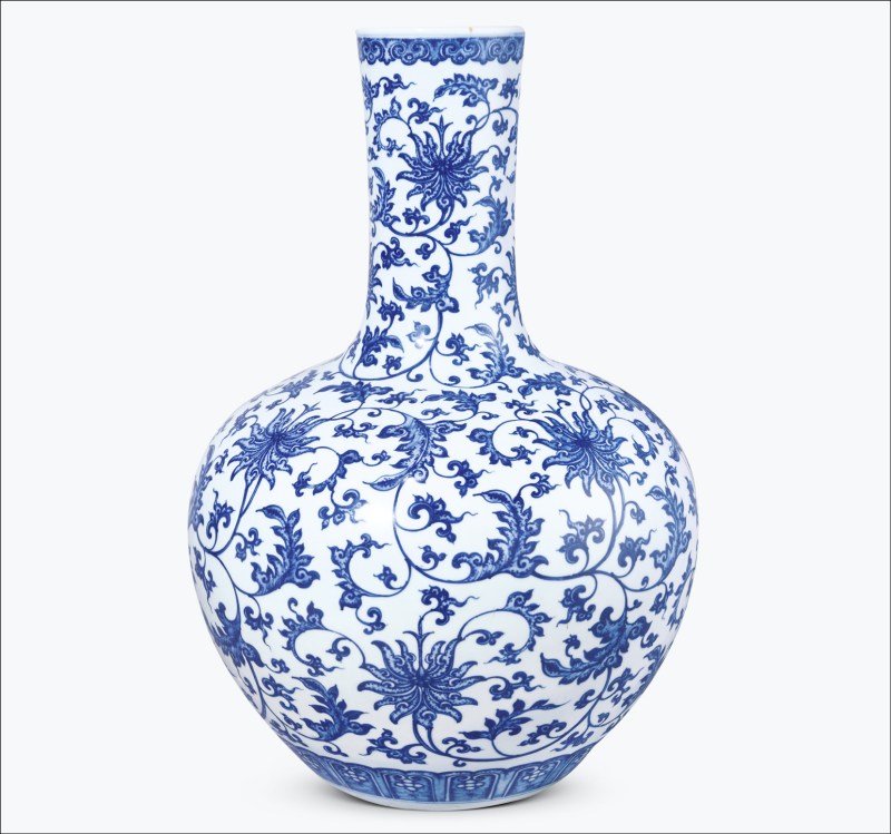 清中期 青花缠枝花卉纹天球瓶