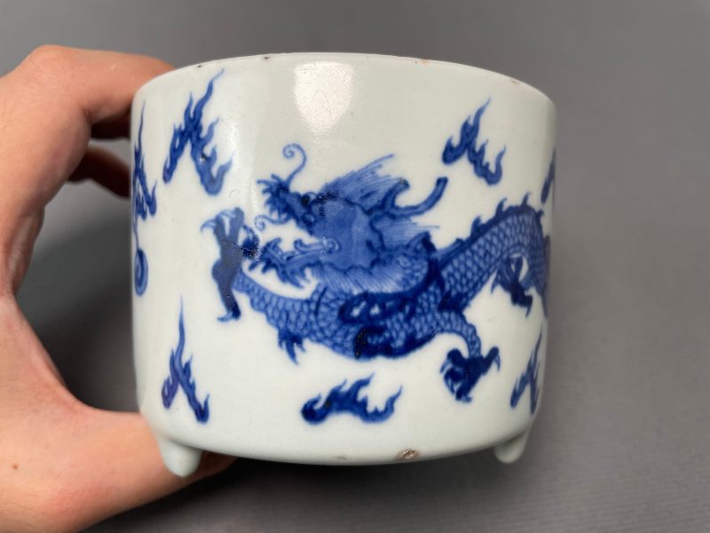 清中期 青花云龙纹三足炉 - 图3
