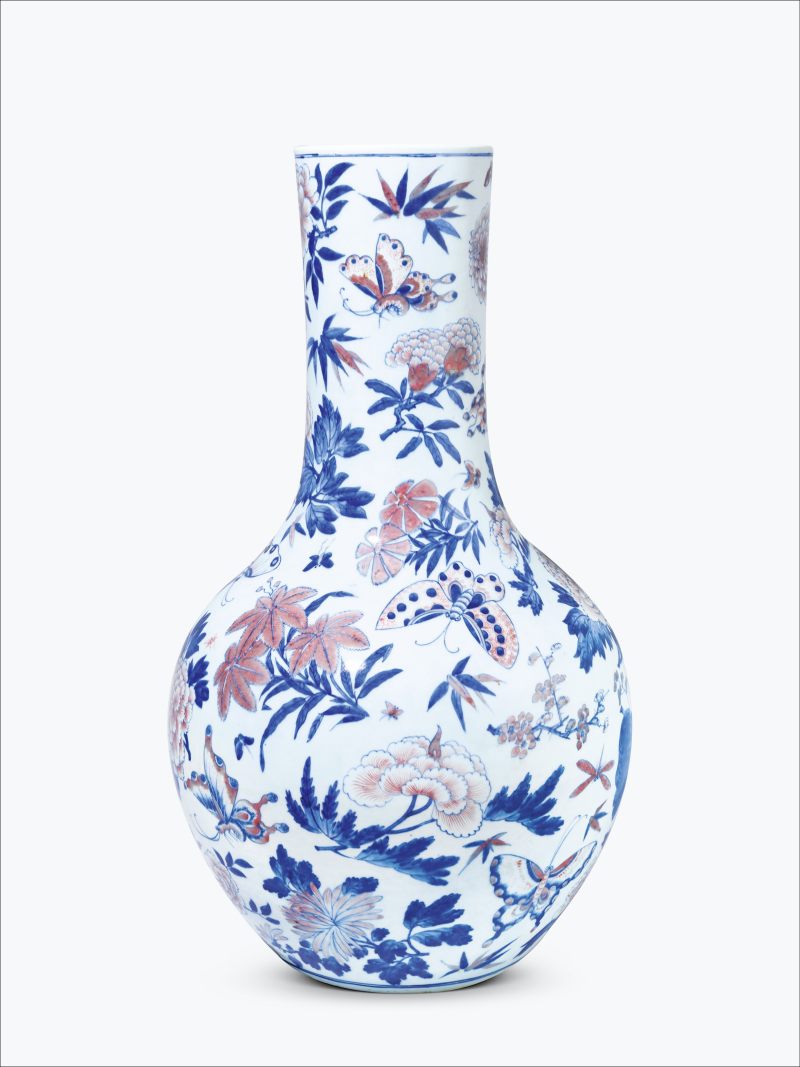 清乾隆 青花釉里红蝶恋花图天球瓶