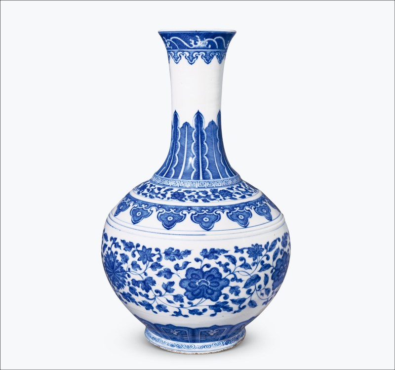 清晚期 青花缠枝莲纹赏瓶