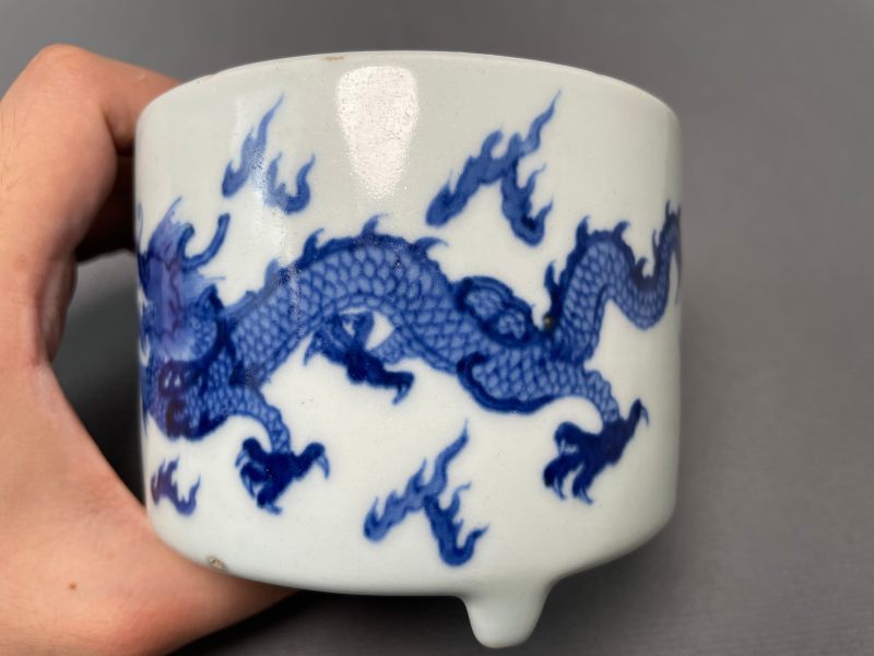 清中期 青花云龙纹三足炉 - 图4