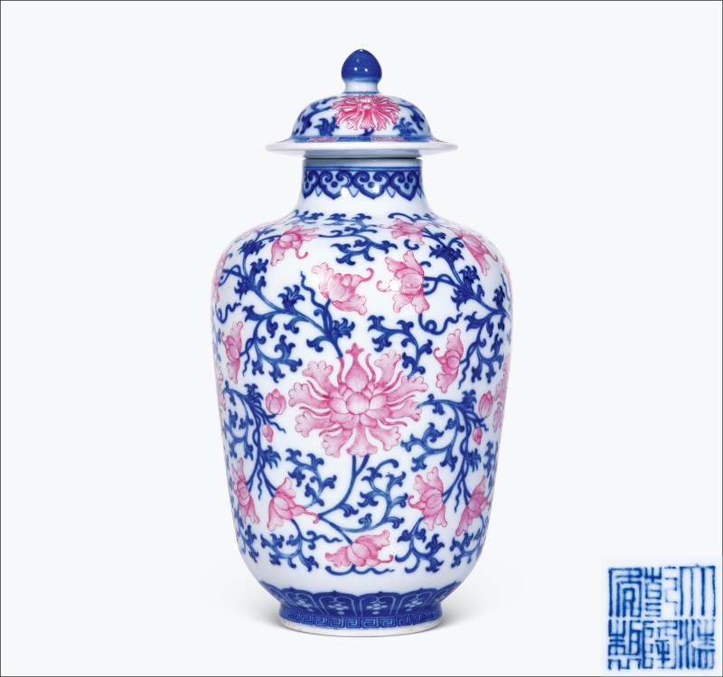 清中期 青花胭脂红缠枝莲纹灯笼瓶