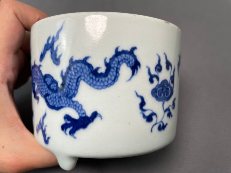 清中期 青花云龙纹三足炉 - 图5
