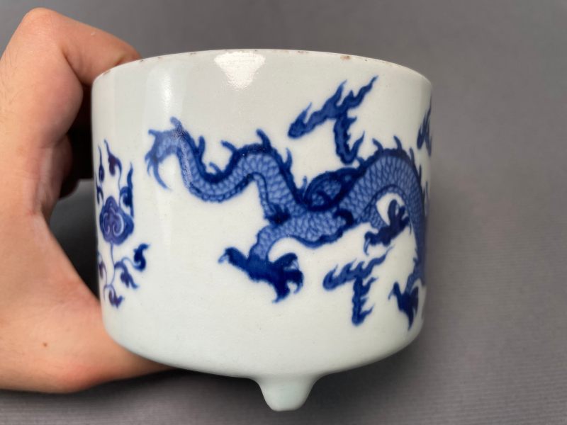 清中期 青花云龙纹三足炉 - 图7