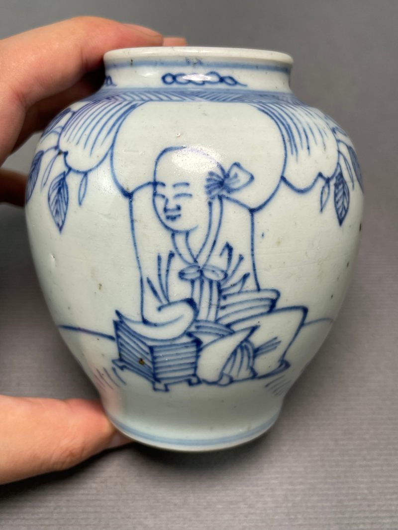 明万历 青花铁线描高士图小罐 - 图4