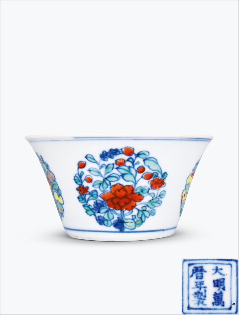 清康熙 仿成化斗彩团花果纹马蹄杯