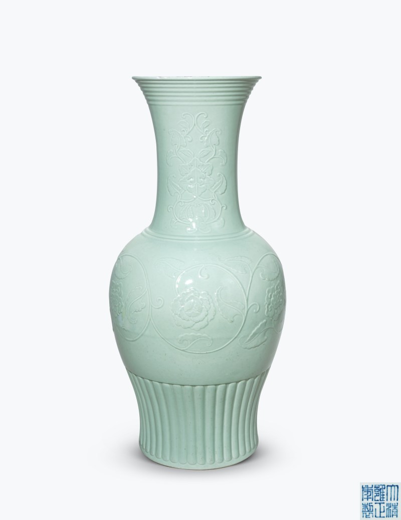 清晚期 仿龙泉青釉凸花缠枝花卉纹凤尾尊