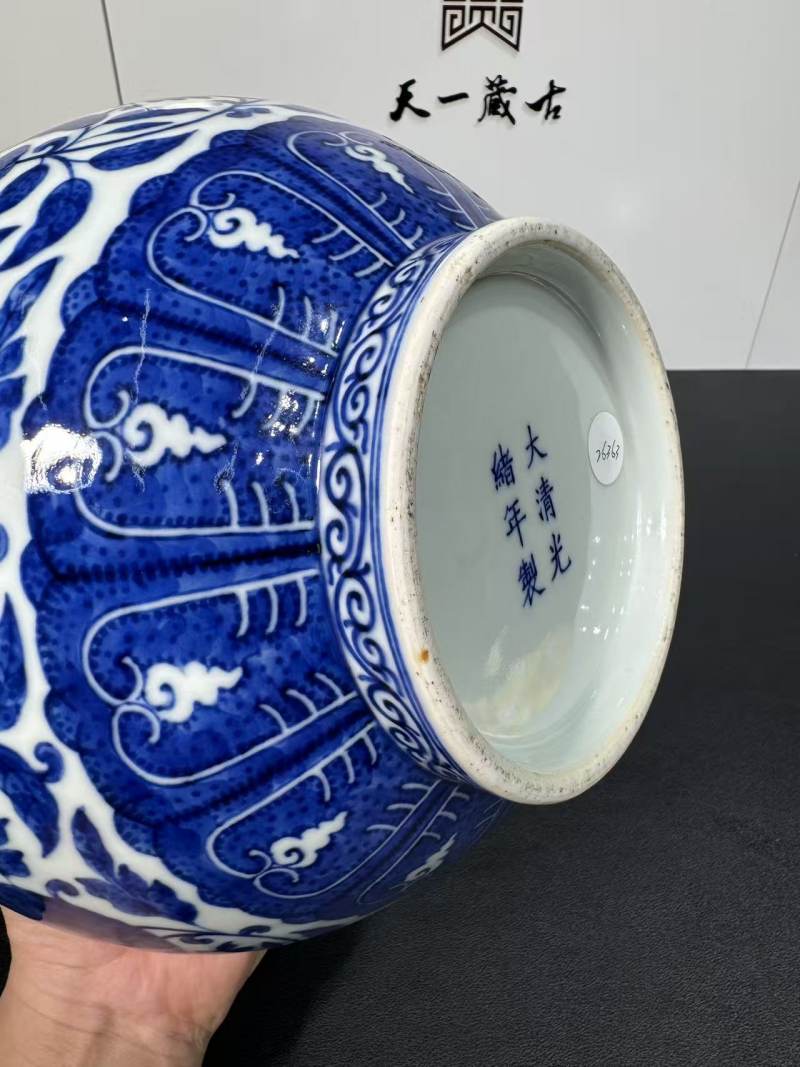 清光绪 青花缠枝莲纹赏瓶 - 图6