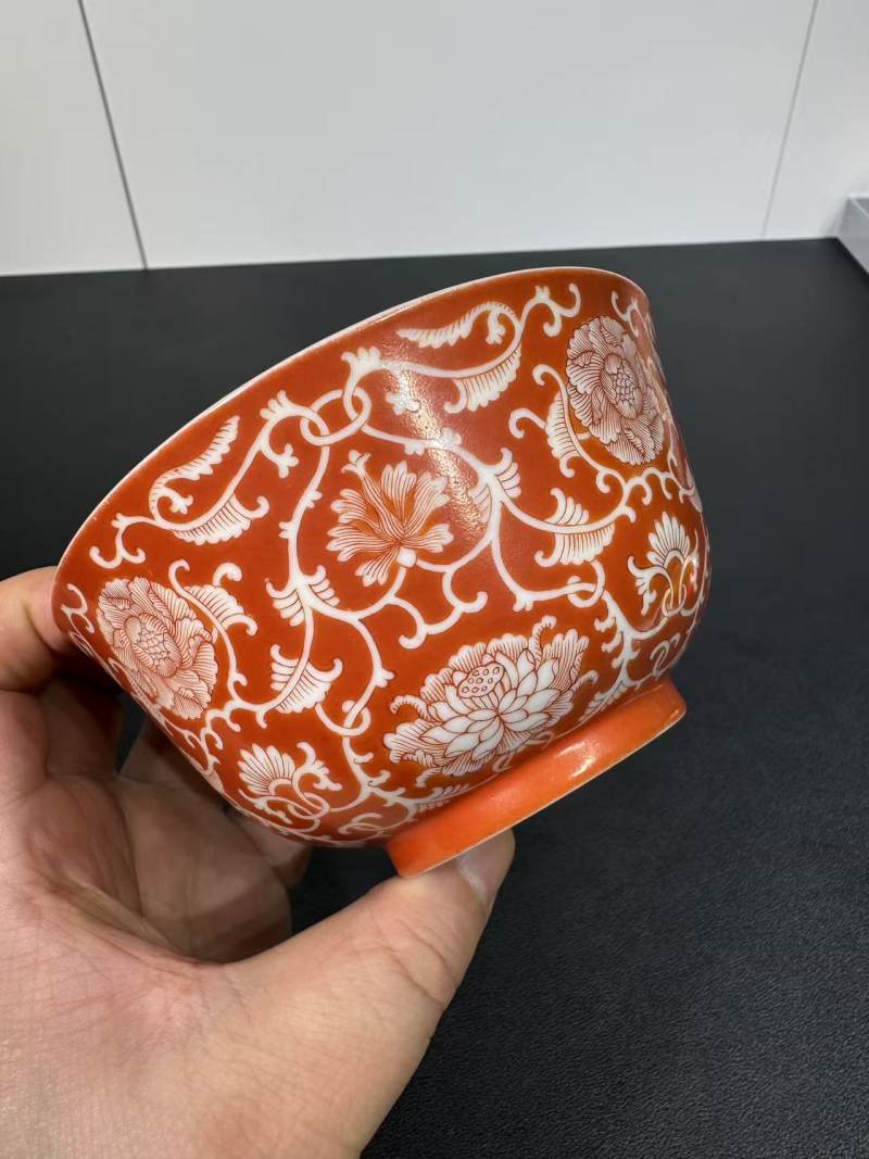 清道光 矾红留白缠枝花卉纹碗 - 图4