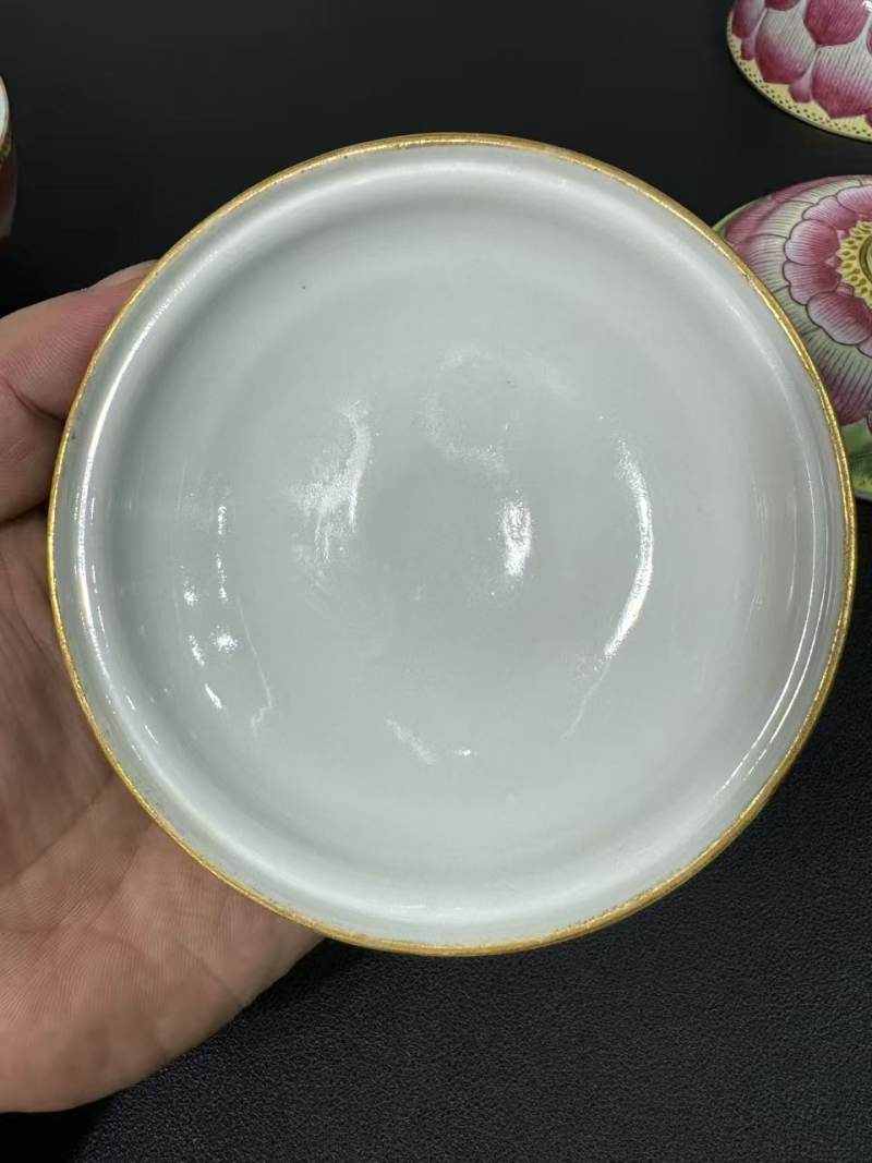 清道光 粉彩描金莲花盖碗一对 - 图16