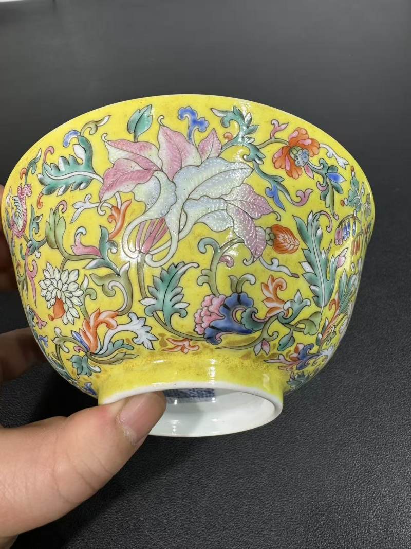 清道光 黄地洋彩缠枝花卉内五蝠纹碗 - 图4