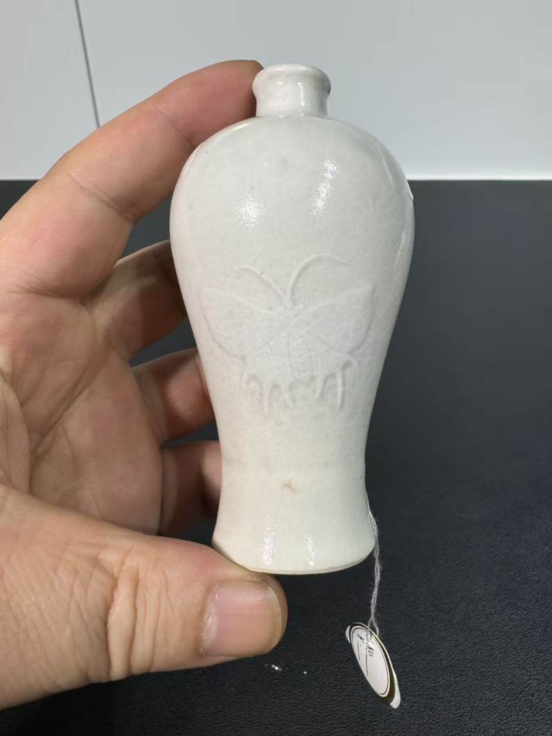 清雍正 仿定白釉模印蝶纹小梅瓶 - 图4