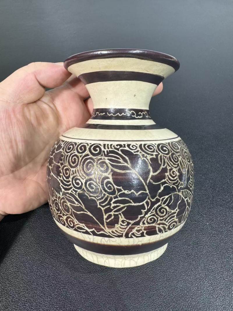 清康熙 仿磁州窑剔花撇口瓶 - 图2