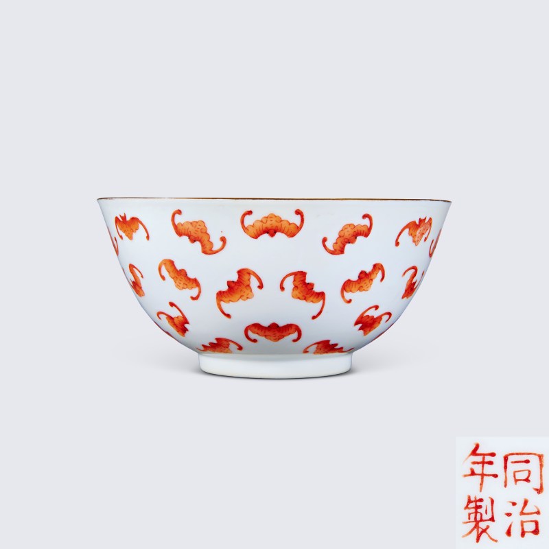 清同治 矾红描金百蝠纹碗