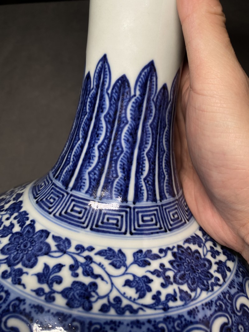 清乾隆 青花缠枝莲纹玉堂春瓶 - 图12