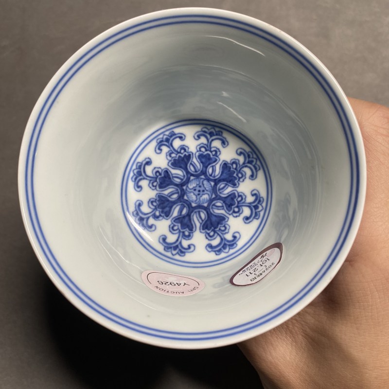 清乾隆 青花缠枝莲托梵文高足杯 - 图6