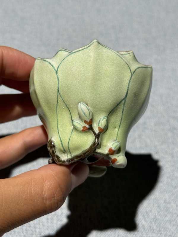 清乾隆 内松石绿外粉彩堆塑玉兰花口杯 - 图7