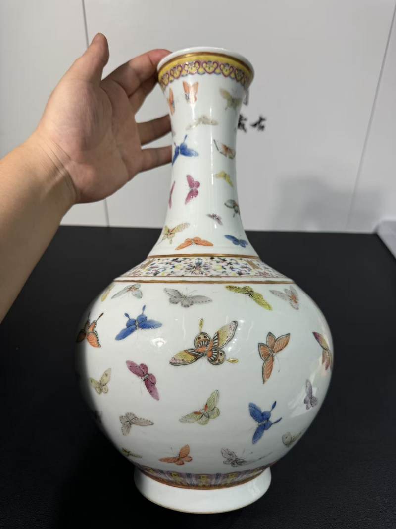 清光绪 粉彩百蝶纹赏瓶 - 图2