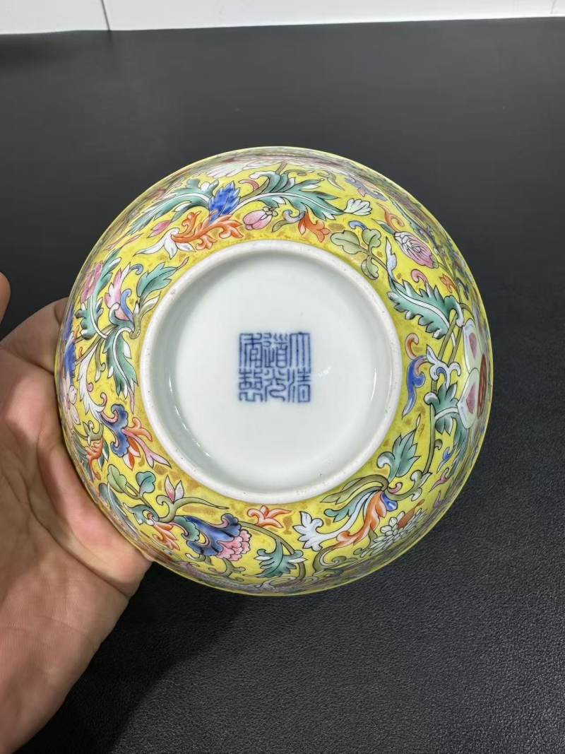 清道光 黄地洋彩缠枝花卉内五蝠纹碗 - 图8