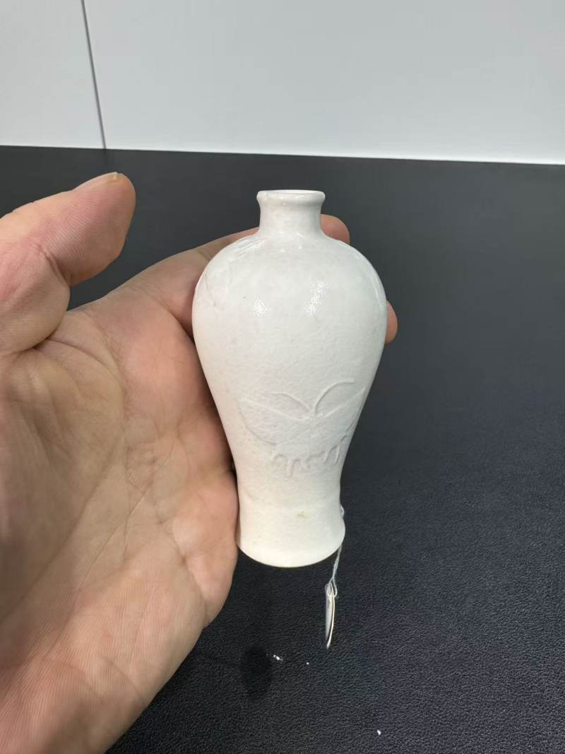 清雍正 仿定白釉模印蝶纹小梅瓶 - 图5