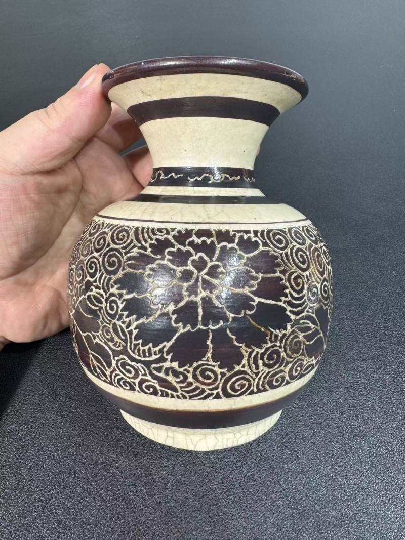 清康熙 仿磁州窑剔花撇口瓶 - 图3