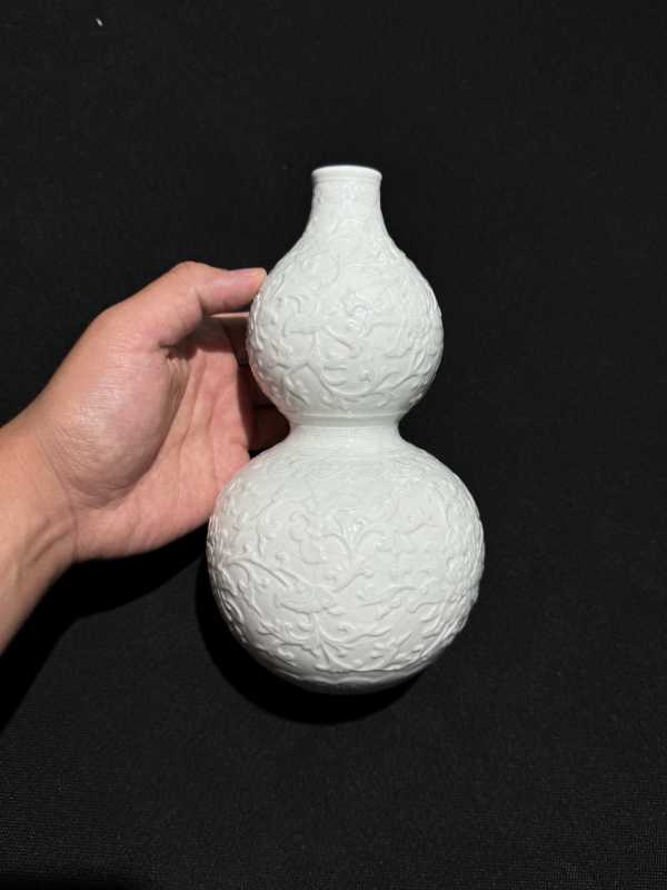 清乾隆 仿定白釉凸花缠枝莲纹葫芦瓶 - 图12