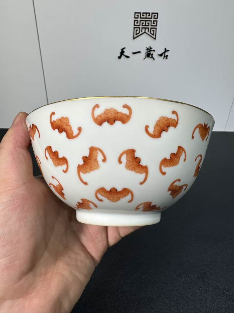 清同治 矾红描金百蝠纹碗 - 图2