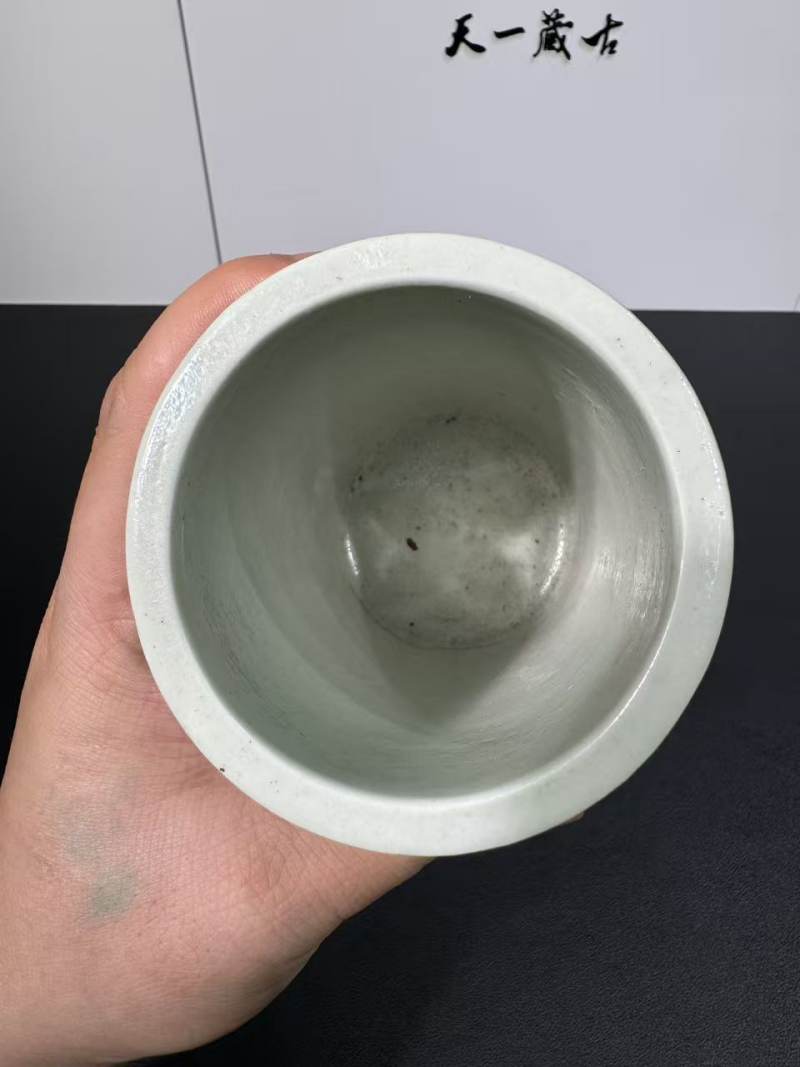 清道光 湖水绿釉刻瓷湖畔寻幽纹笔筒 - 图8