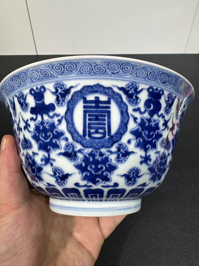 清乾隆 青花缠枝莲托八宝“万寿无疆”纹碗 - 图2