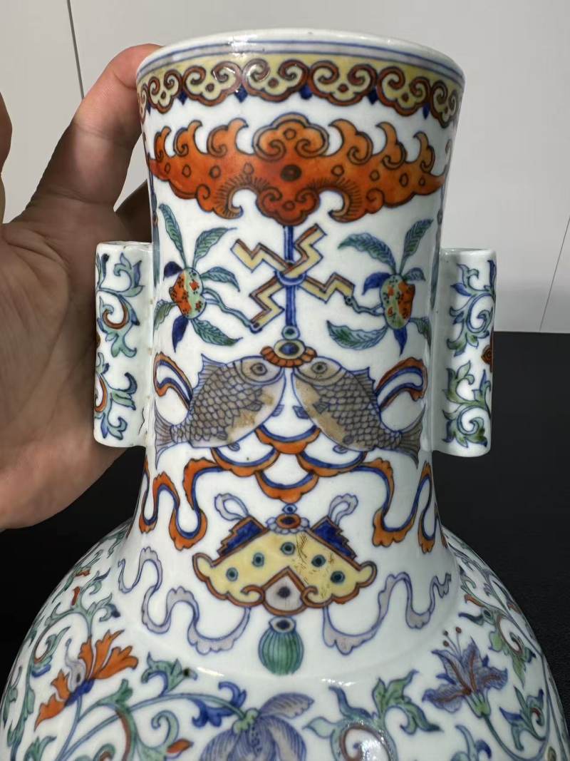 清乾隆 斗彩福庆有余夔凤纹贯耳瓶 - 图6
