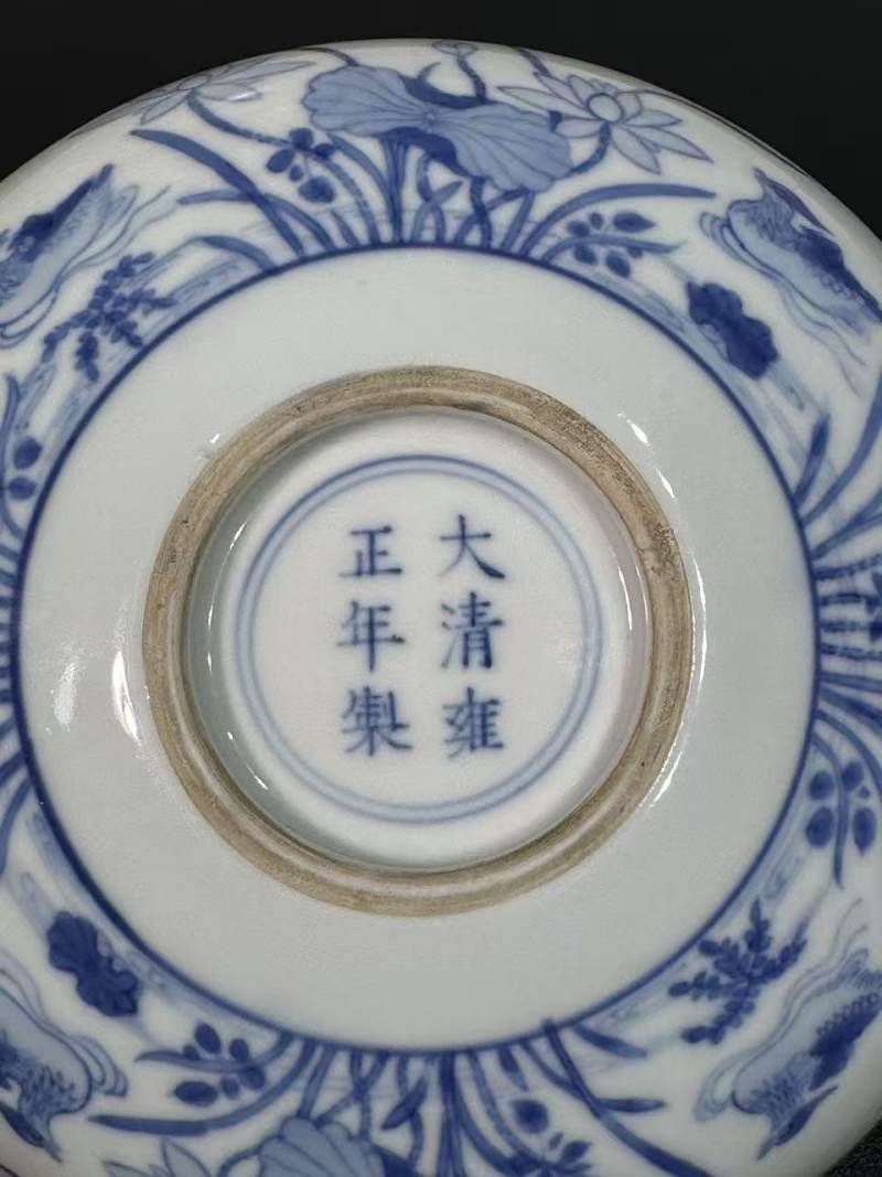 清雍正 青花荷塘鸳鸯卧足盘 - 图9