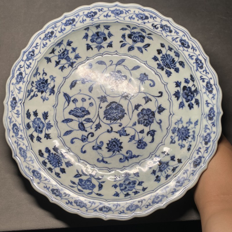 明永乐 青花缠枝四季花卉纹菱口折沿大盘 - 图8