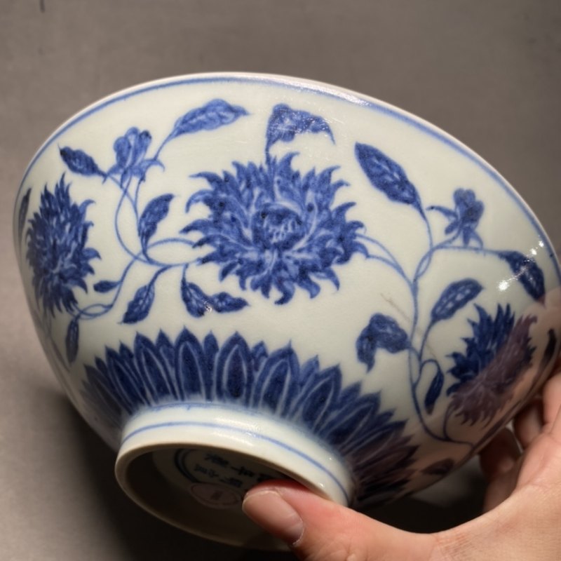 明宣德 内暗花外青花缠枝花卉纹斗笠碗 - 图13