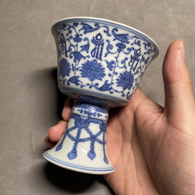 清乾隆 青花缠枝莲托梵文高足杯 - 图7