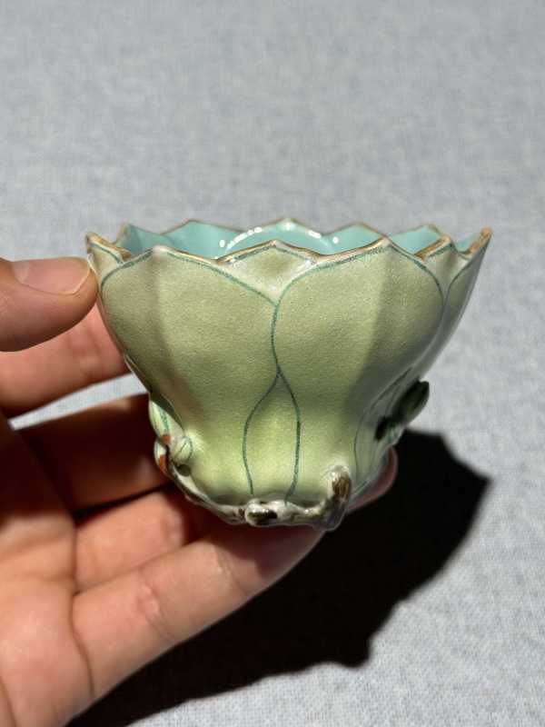 清乾隆 内松石绿外粉彩堆塑玉兰花口杯 - 图8