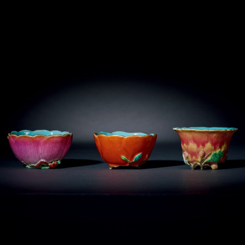 清乾隆 粉彩堆塑仿生山茶、菊花、荷花杯一组三件 - 图2